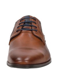 Bruine leren dresschoenen met een gladde afwerking, ronde neus en marineblauwe veters. Beschikt over een contrasterend zijpaneel en een platte zool.