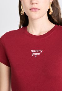 Tommy Jeans SLIM ESSENTIAL LOGO TEE - Βασικό μπλουζάκι - regatta red