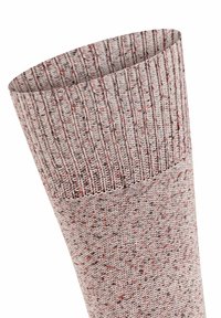 Graue Socke mit geripptem Bund, die durchgehend eine gesprenkelte Textur aufweist und mit winzigen roten und schwarzen Fasern für zusätzliche Details akzentuiert ist.