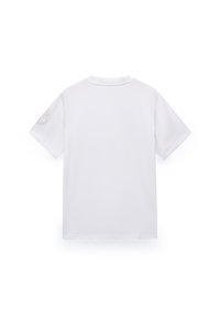 Maglietta bianca a maniche corte mostrata di spalle con un sottile logo rotondo sulla manica sinistra.