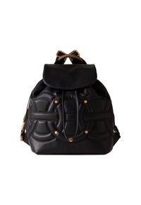 Zaino in pelle nera con design trapuntato e hardware in tonalità oro. Presenta una chiusura a patta, chiusura con cordoncino e un accento intrecciato sulla maniglia.