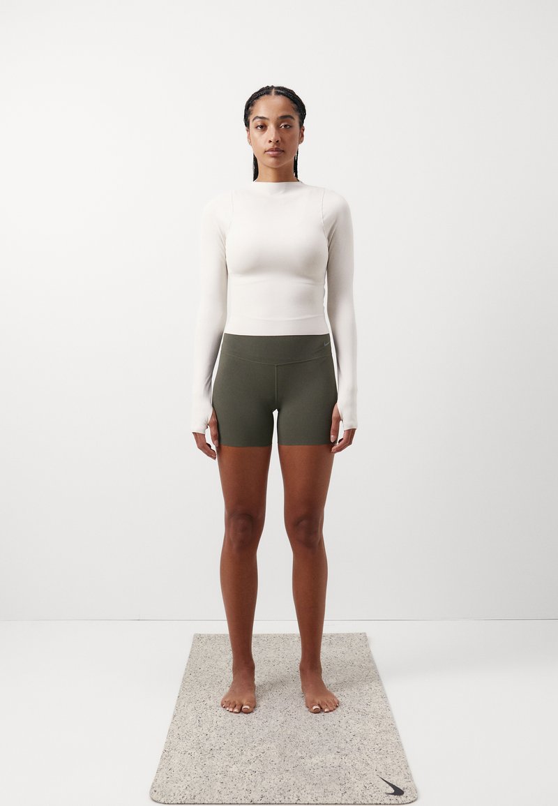 Nike Performance ZENVY SHORT - Leggings - cargo khaki/black