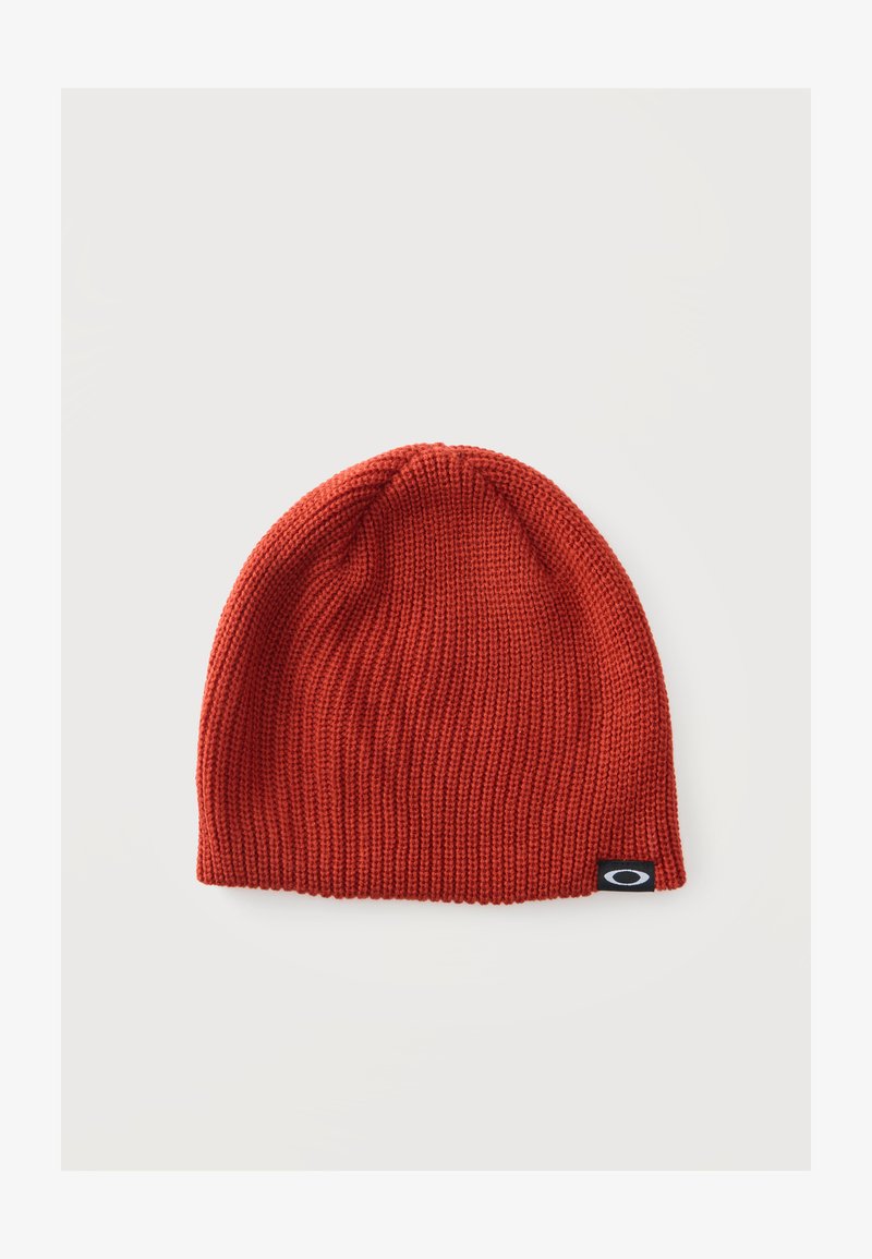 Bonnet en laine rouge avec une petite étiquette noire présentant un logo ovale blanc sur un fond blanc uni.