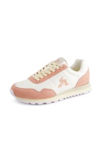 Sneaker con una toma superiore in sintetico bianco e accenti in suede rosa. Presenta lacci beige, una suola in gomma e un logo sul lato.