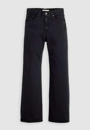 Jean noir taille haute à coupe droite, fermeture par bouton et zipper à l’avant, design à cinq poches sur fond clair uni.