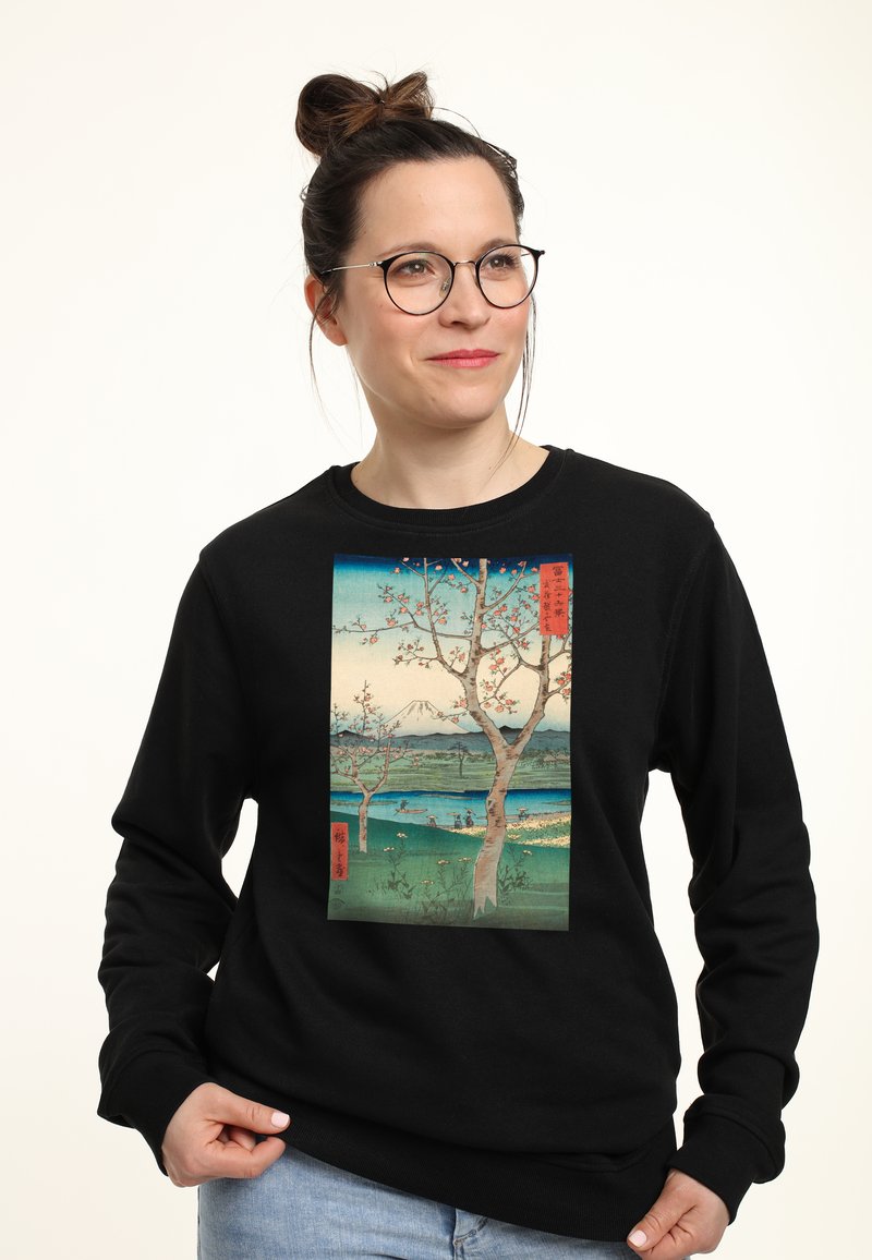 Felpa nera con stampa frontale di un'opera che raffigura un albero e un paesaggio con montagne e acqua. Materiale in cotone, vestibilità rilassata.