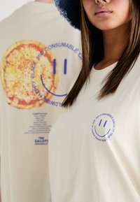 Jack & Jones JORREALMEAL TEE UNISEX - T-shirts med print - buttercream