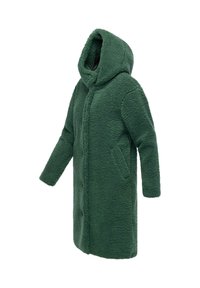 Manteau en polaire verte avec capuche, présentant une surface douce et texturée, des manches longues, un fermeture à pression et des poches latérales.