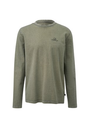 T-shirt à manches longues, de couleur vert olive, fabriqué en tissu doux, avec un col rond et un petit logo noir en haut à gauche.