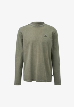 Dlhý rukáv, olivovo zelené tričko vyrobené z mäkkej látky, má okrúhly výstrih a malé čierne logo na hornej ľavej strane.