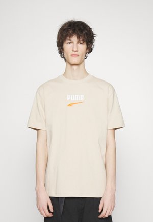 Puma DOWNTOWN LOGO TEE - Majica kratkih rukava s printom - granola