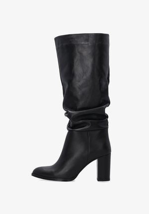 Černé kozačky po kolena vyrobené z hladké kůže, se slouchy designem, kulatou špičkou a robustní patou pro stabilitu.