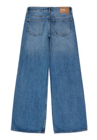 Jean denim bleu à jambes larges avec une taille haute, dotés de cinq poches, passants de ceinture et d'un patch en cuir tan marqué à l'arrière.