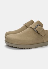 PULL&BEAR WITH BUCKLE - Natikače - brown