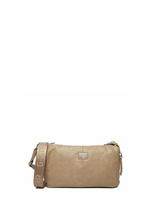 Bolso de hombro rectangular de cuero beige con correa ajustable de tela con marca y placa de logo metálico en el centro frontal.