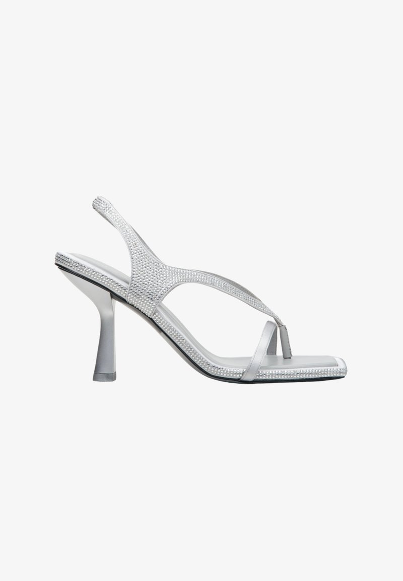 Zilveren hoge hakken sandaal met een strikversiering van rhinestones, open teen en een slanke enkelband. Gladde satijnen afwerking.