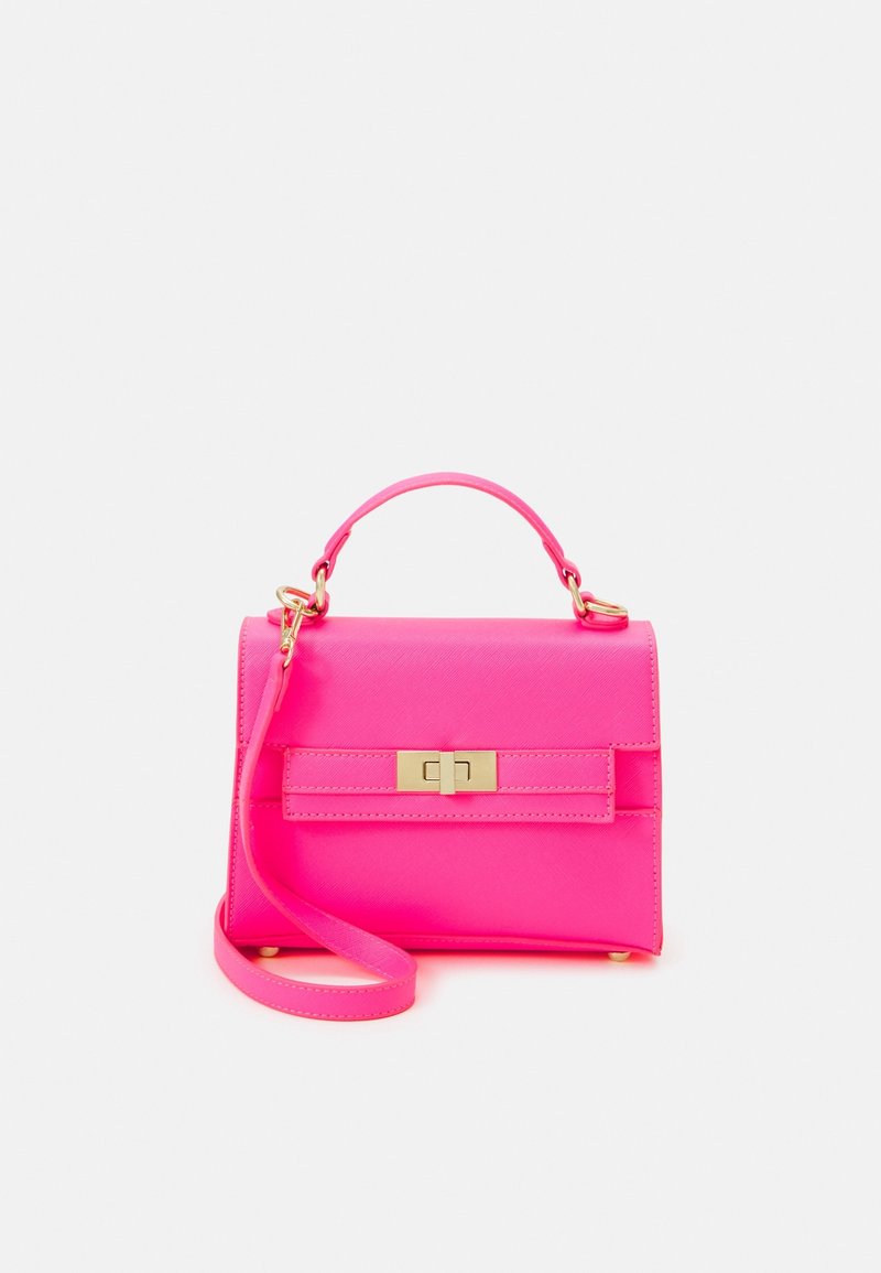 Petit sac à main rose vif avec poignée supérieure, bandoulière amovible et fermoir rectangulaire doré à l’avant sur fond blanc.