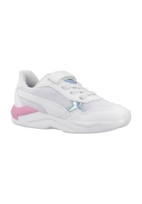 Zapatilla deportiva blanca con material de malla y sintético; presenta un acento en el talón rosa, un logotipo metálico azul y un diseño de suela plana.
