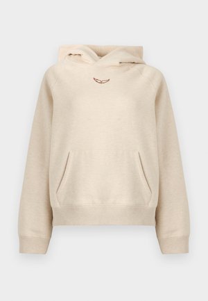 Sweat à capuche beige avec poche kangourou à l'avant et petit motif d'aile brodé marron sous l'encolure.