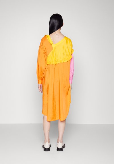 Brogger EXCLUSIVE AGATHA DRESS - Blusenkleid - sun yellow/pink/orange
