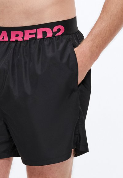 Pantaloni scurți de baie negri, cu un logo roz pe talia elastică. Materialul pare neted, cu buzunare laterale și un design lejer.