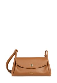 Borsa a tracolla in pelle marrone con finitura texturizzata, chiusura a pattina e un bottone metallico decorativo. Include una tracolla corta e regolabile.