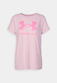 Ljusrosa bomulls-t-shirt med en stor, kraftfull rosa Under Armour-logotyp och text på framsidan. Korta ärmar och en vanlig rund halsringning.