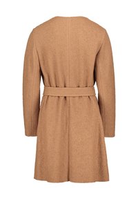 Manteau marron ceinturé en tissu texturé, à manches longues et à silhouette évasée. Design minimaliste avec un col rond et une coupe mi-longue.