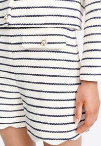 Rich & Royal Short - pearl white