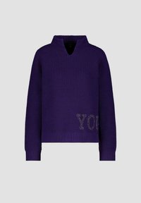 Maglione viola lavorato a maglia con collo basso e polsini a costine. Presenta la scritta "YOU" in materiale a contrasto sul davanti. Tessuto strutturato.