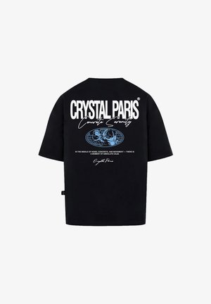 Schwarzes, oversized T-Shirt mit einem grafischen Druck in Blau. Der Text "CRYSTAL PARIS" und "Concrete Serenity" ist auf dem Rücken deutlich sichtbar.