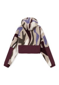 Zöld, barna és lila álcázós mintás, vágott kapucnis dzseki puha, bolyhos textúrával és bordó alsó panelszal. Rugalmas mandzsetták és hem.