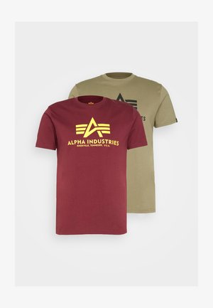 Două tricouri cu guler rotund, unul bordeaux cu logo și text galben, și unul verde măslin cu accente gri închis. Material din bumbac, mâneci scurte.