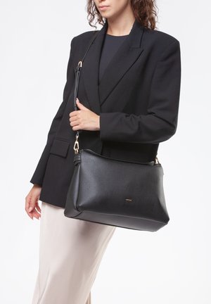 Borsa a spalla in pelle nera con finiture dorate, dotata di una tracolla removibile e di una silhouette strutturata.