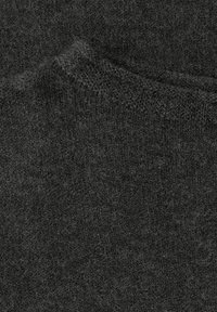 Ciemnoszary dzianinowy materiał o miękkiej fakturze. Charakteryzuje się gładką powierzchnią z delikatnymi różnicami odcienia i wzoru na całej powierzchni.