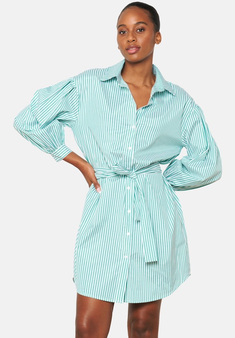 Abito camicia a righe verde chiaro con maniche oversize, chiusura con bottoni e cintura annodata in vita, realizzato in un tessuto liscio.