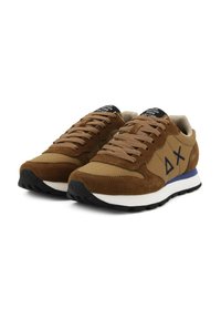 Sneaker in suede marrone e beige con lacci beige, suola nera, logo blu sui lati e linguette nere con testo bianco.
