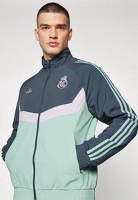 adidas Performance REAL MADRID SZN TRACK TOP - Squadra - carbon/silver green
