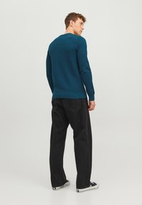 Jack & Jones JJEATLAS CREW NECK - Neule - sailor blue