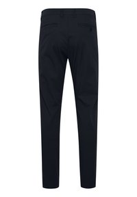 Pantalon bleu marine en tissu lisse, avec une coupe slim, deux poches arrière et une taille mi-haute avec passants de ceinture.