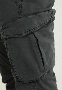 CHASIN' NERO.L GAMMA - Pantaloni cargo - dark grey