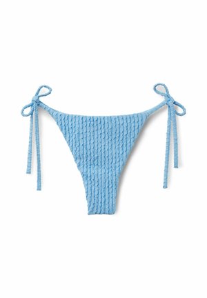 Hellblaue, strukturierte Bikinihöschen mit seitlichen Schleifen, flach auf weißem Hintergrund präsentiert.