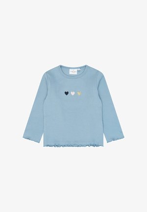 Lichtblauw geribd shirt met lange mouwen, met geruite randen en drie kleine hartjes in zwart, roze en goud, gecentreerd op de borst.