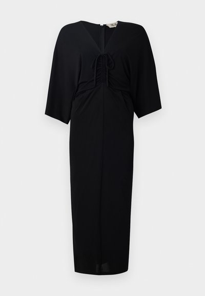 Črna midi obleka s kratkimi kimono rokavi, podrobnosti z vezanjem spredaj, zadrgo in prilegajočim se silhueto. Gladek material, minimalističen dizajn.