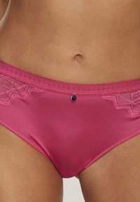 Perizoma in satin rosa con pizzo decorativo in vita e una piccola perla decorativa al centro. Texture liscia, design a vita media.