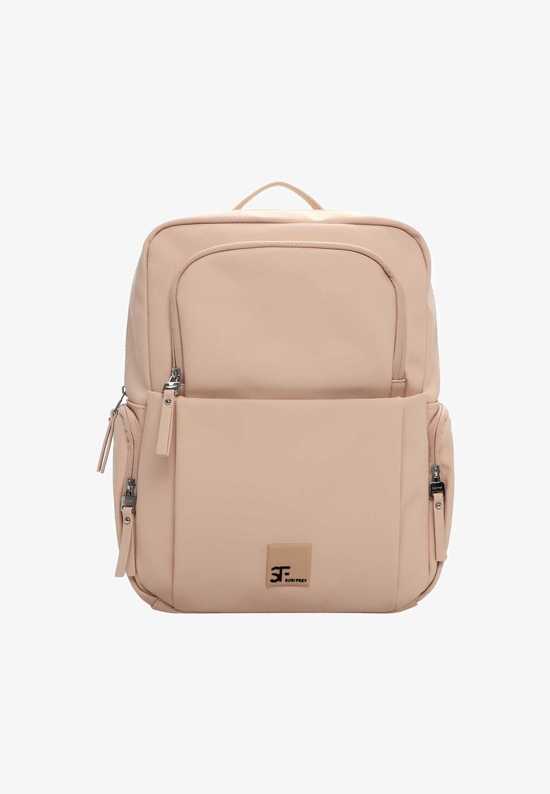 Jasnoróżowy plecak o gładkiej, matowej fakturze, z wieloma kieszeniami na suwak i naszywką z logo na przodzie. Kompaktowy, prostokątny kształt.