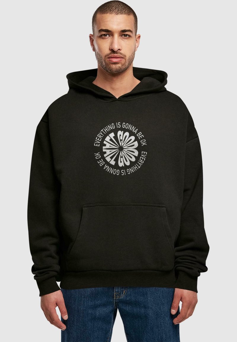 Sort bomulds hoodie med en frontlomme, der har et cirkulært hvidt grafisk tekstdesign, som står "Alt kommer til at gå fint."