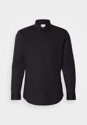 Zwarte lange mouwen shirt gemaakt van een gladde stof, voorzien van een puntige kraag, knoopsluiting aan de voorkant en een subtiel logo op de borst.