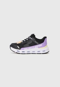 Zwarte en paarse Skechers sport schoen met een witte zool, witte veters en ventilatiegaten langs de middenzool.