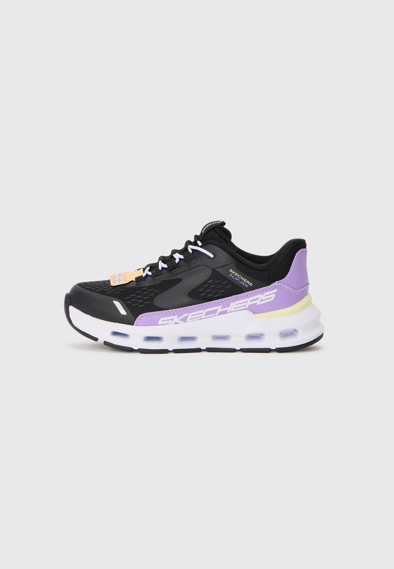 Zwarte en paarse Skechers sport schoen met een witte zool, witte veters en ventilatiegaten langs de middenzool.